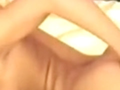 Figona infila le dita nel culo su sexy sat