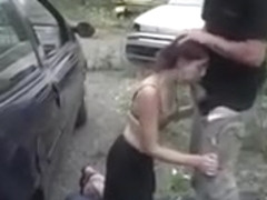 Une femme mature sexy brune dans un tailleur noir se fait emmener par un inconnu dans un garage po.