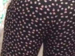 Somalian milf booty( looks at the camera)