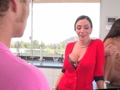 MILF Ariella and stepdaughter Chloe love getting good facial