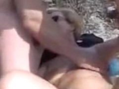 mia moglie clara si diverte con tre amici in spiaggia