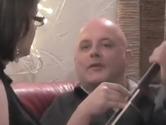 Une grosse rousse sexy à lunettes avec une petite robe noire décide de se faire baiser par un gr.