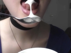 Cute girl licks cream - Une jolie fille leche de la creme