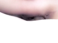 Abriendo su co�o y foll�ndola mientras duerme