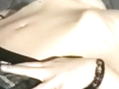 Il propose � une blondinette crois�e dans la rue de filmer son premier porno