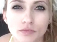 Jolie blonde se gode la chatte