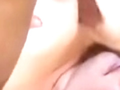 Une branlette espagnole avec �jaculation dans le cou