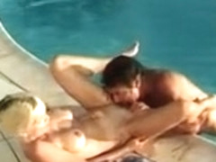 Un couple excit pratique la sodomie  la piscine