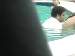 Cogiendo En La Piscina